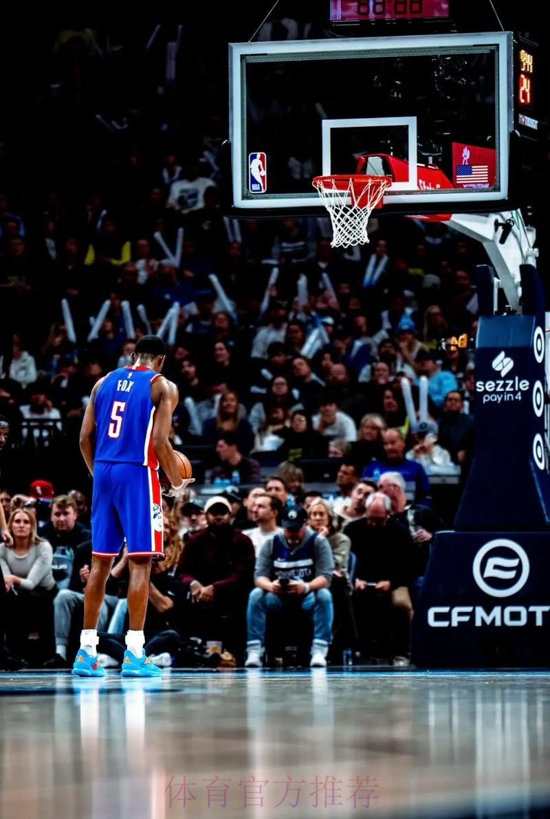 福克斯挺身而出 突破上篮止住颓势 福克斯挺身而出 突破上篮止住颓势